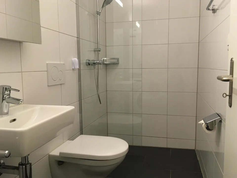 3.5 Zimmer, eigene WM/TU, separater Abstellraum, verglaster Balkon – Foto 5 von 5