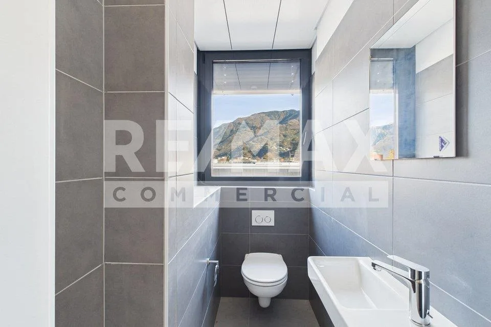 Immobile commerciale con ampia terrazza e vista aperta – photo 10 sur 13