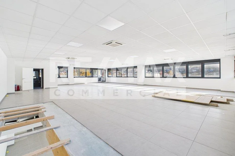 Immobile commerciale con ampia terrazza e vista aperta – photo 8 sur 13