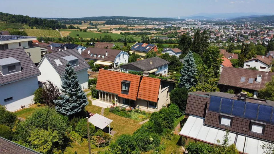 Idyllisches 8-Zimmer-Einfamilienhaus mit grossem Garten und Garage – foto 23 di 25