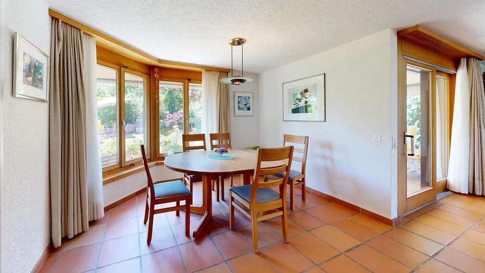 Idyllisches 8-Zimmer-Einfamilienhaus mit grossem Garten und Garage – foto 5 di 25
