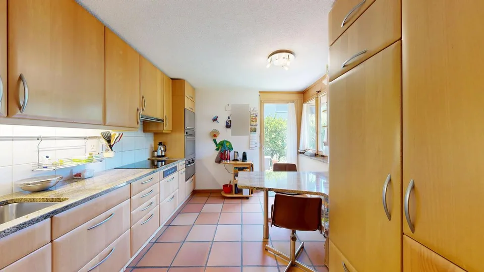 Idyllisches 8-Zimmer-Einfamilienhaus mit grossem Garten und Garage – foto 6 di 25