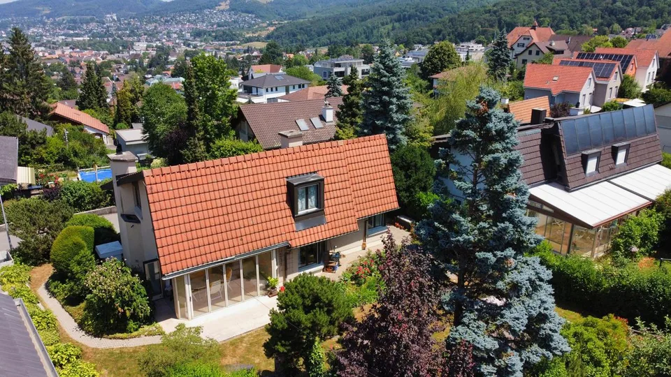 Idyllisches 8-Zimmer-Einfamilienhaus mit grossem Garten und Garage – foto 24 di 25