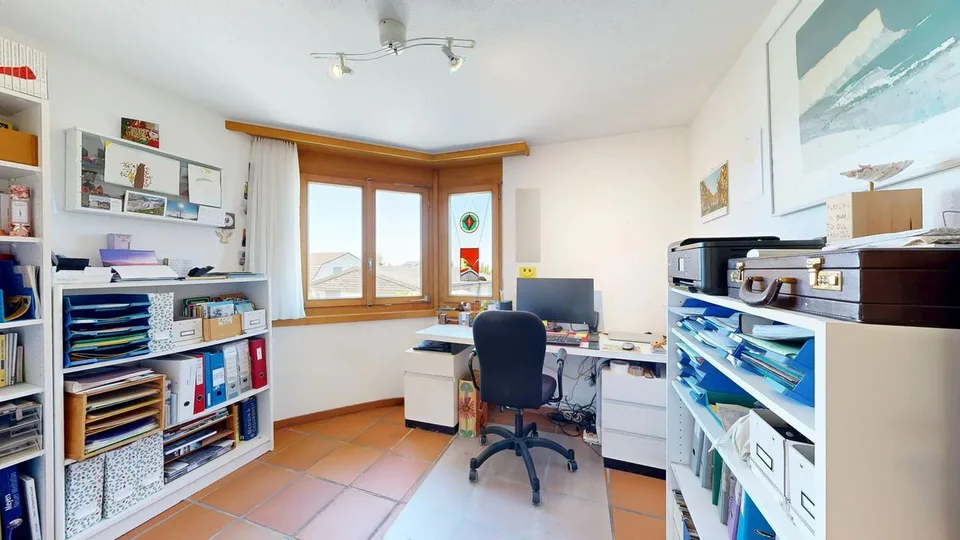 Idyllisches 8-Zimmer-Einfamilienhaus mit grossem Garten und Garage – foto 9 di 25