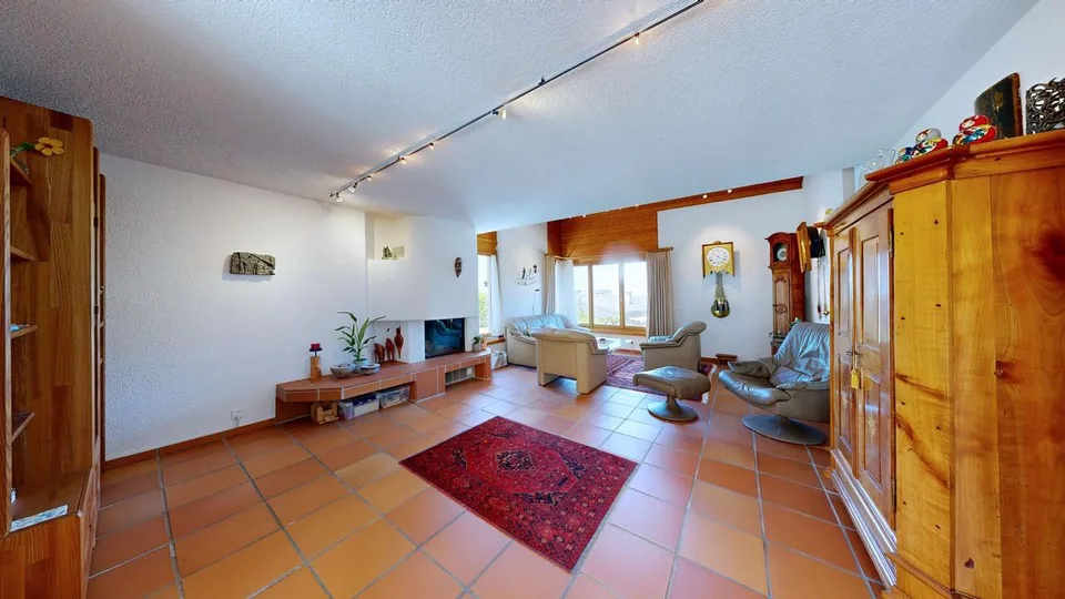 Idyllisches 8-Zimmer-Einfamilienhaus mit grossem Garten und Garage – foto 2 di 25