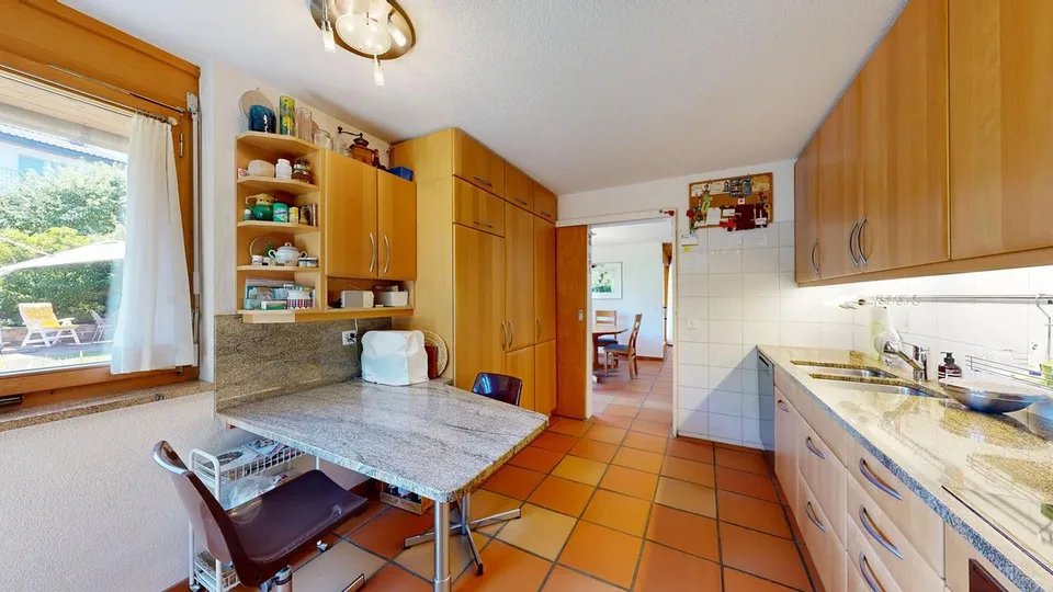 Idyllisches 8-Zimmer-Einfamilienhaus mit grossem Garten und Garage – foto 7 di 25