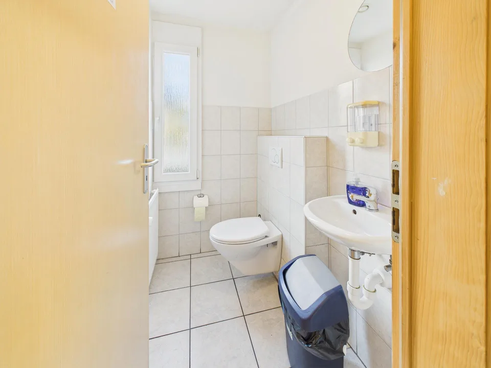Zweifamilienhaus mit 3.5-Zimmer-Wohnung und Gewerbefläche (Kebab-La... – foto 11 di 13