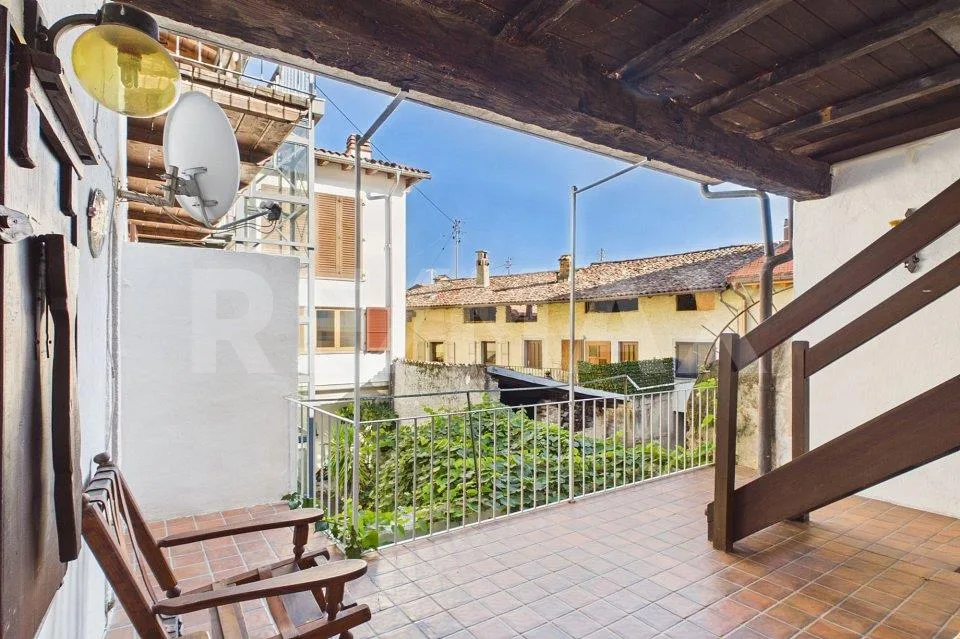 Casa di nucleo con due appartamenti, terrazze e camini – photo 3 sur 12