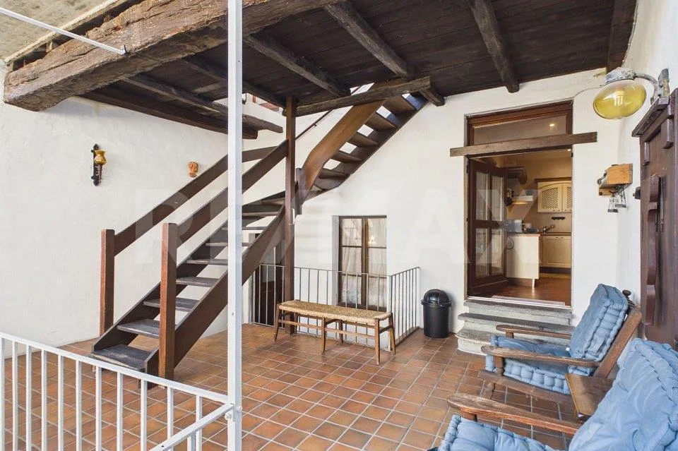 Casa di nucleo con due appartamenti, terrazze e camini – photo 4 sur 12