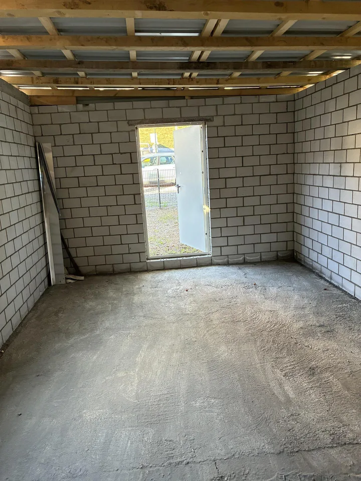 Lagergebäude mit zwei Abstellplätzen – foto 2 di 3
