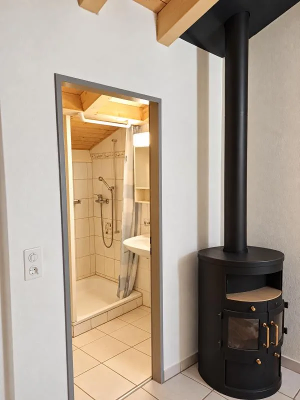 Charmante 2-Zimmer-Dachwohnung an ruhiger Lage in Luzern – Foto 4 von 4