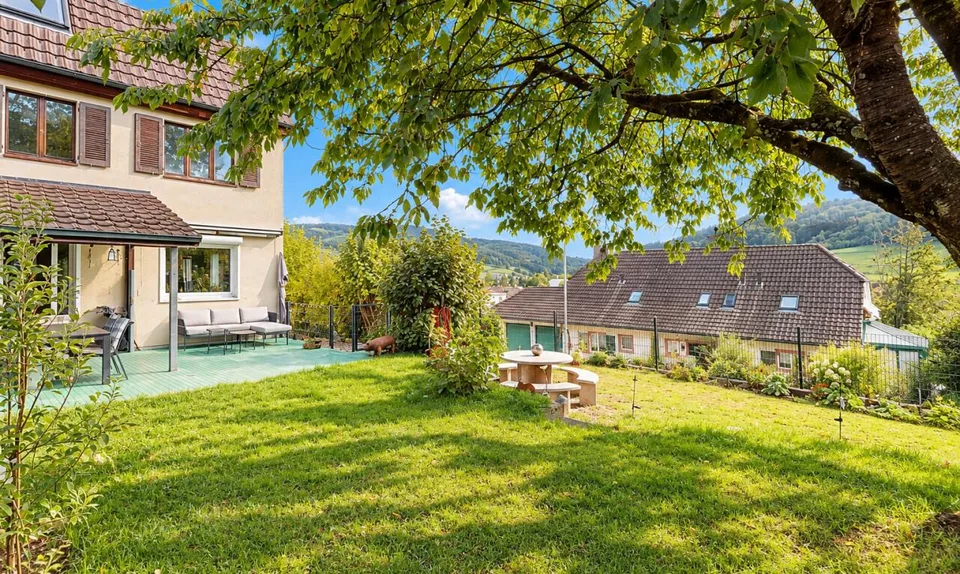 5.5-Zimmer-Reiheneckhaus mit grosszügigem Garten und Weitblick – photo 3 sur 11