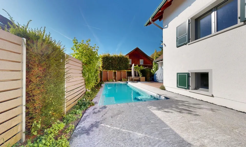 Exklusives 6,5-Zimmer-EFH mit Swimmingpool & traumhafter Gartenanlage – Foto 2 von 11