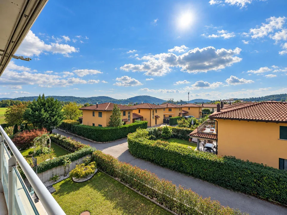 Ampio appartamento all’ultimo piano con terrazza a Stabio – Foto 9 von 11