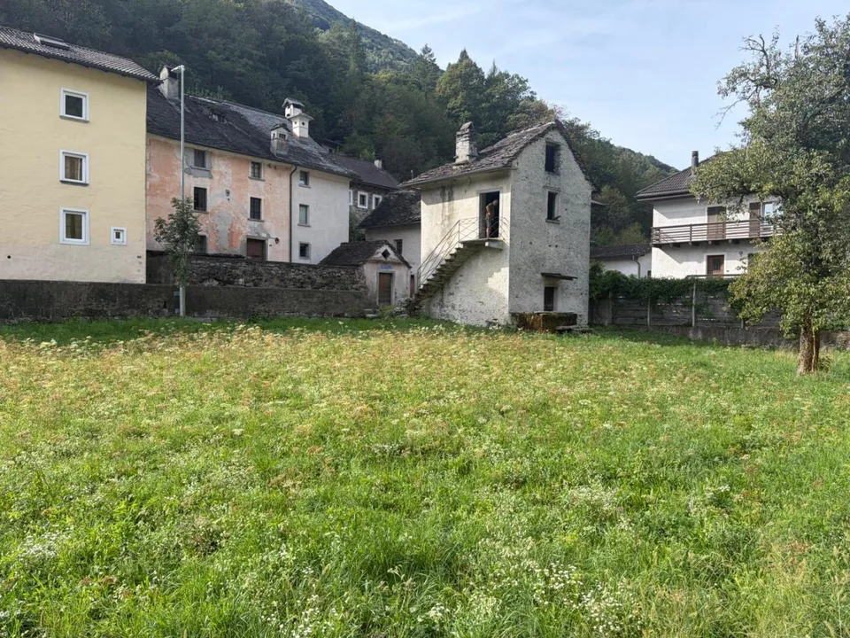 Rustico da riattare con terreno edificabile di 583 m2/ Rustico zum ... – photo 2 of 14