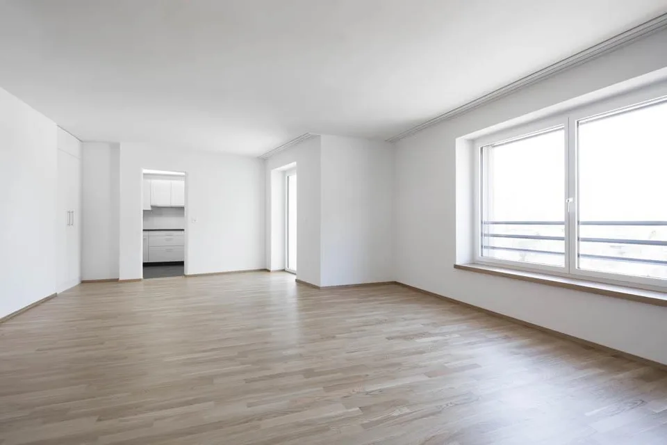Moderne 4.5 Zi-Wohnung mit grossem Balkon – photo 5 of 11