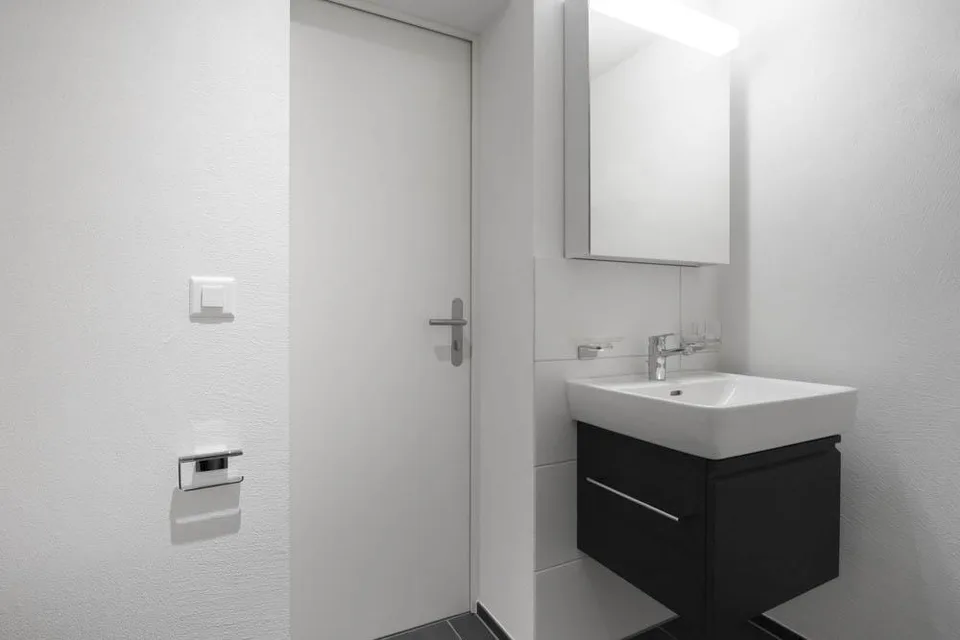 Moderne 4.5 Zi-Wohnung mit grossem Balkon – photo 4 of 11