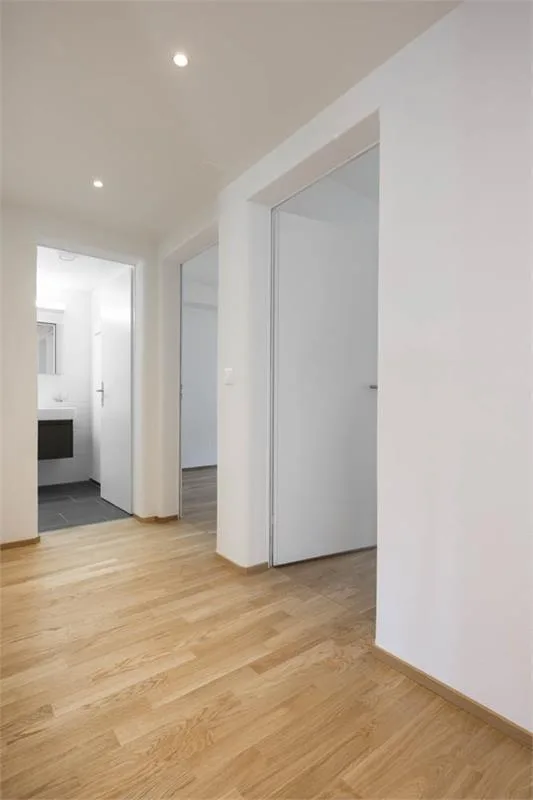 Moderne 4.5 Zi-Wohnung mit grossem Balkon – photo 8 of 11