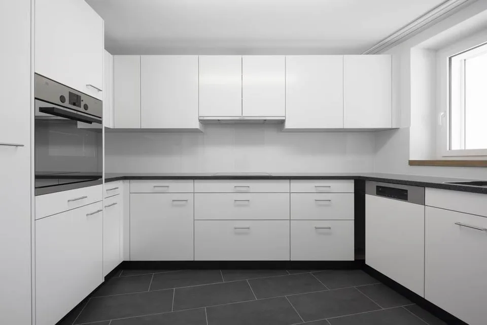 Moderne 4.5 Zi-Wohnung mit grossem Balkon – photo 2 of 11
