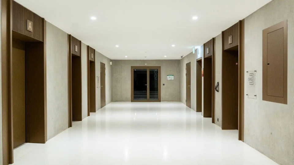 Dépôts de 12.9 à 207 m² - Quartier de Pont-Rouge. – Foto 5 von 5