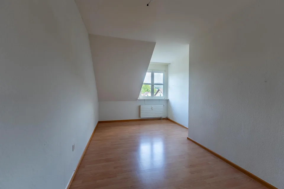 Gemütliche und grosszügige 4-Zimmer-Dach-Maisonettewohnung in Riehen – Foto 3 von 9