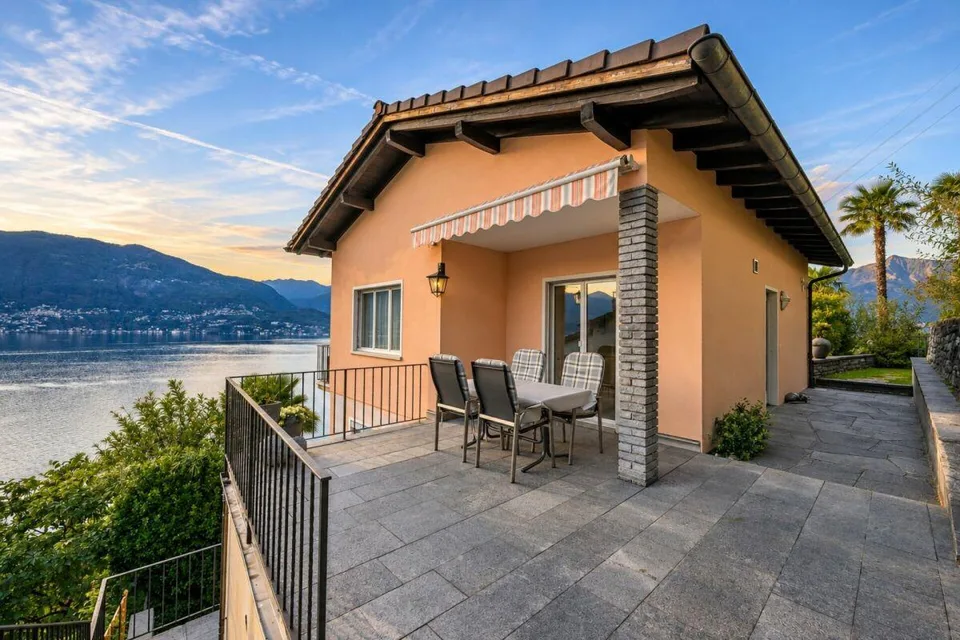 Two-family house with spectacular lake view – photo 2 of 9