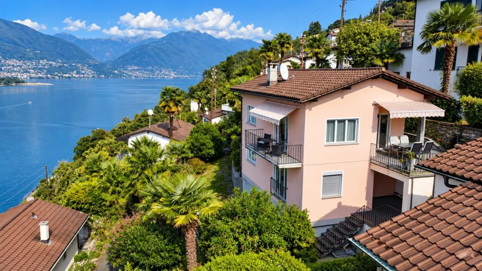 Two-family house with spectacular lake view – photo 3 of 9