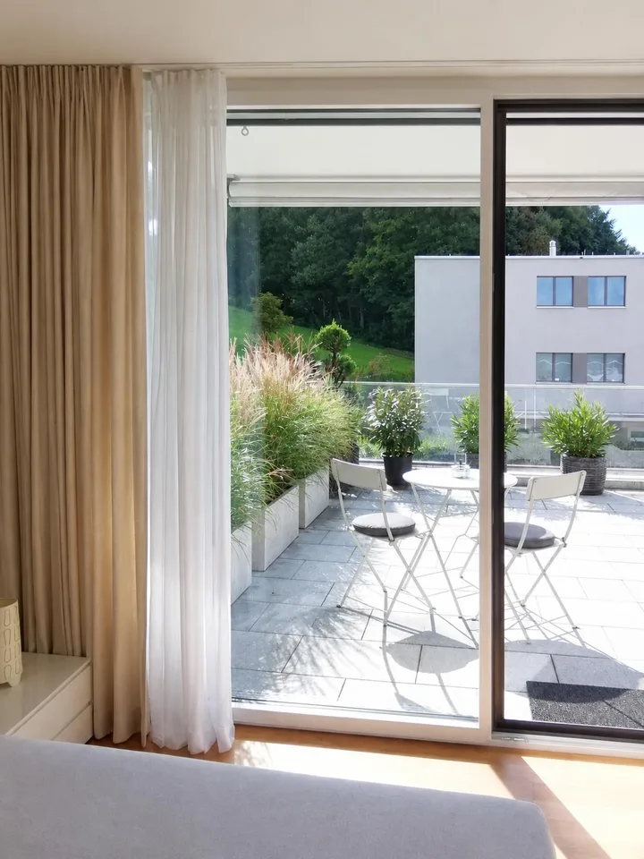 Möbliertes Attika-Zimmer mit eigenem Bad und sonniger Terrasse – Foto 3 von 7