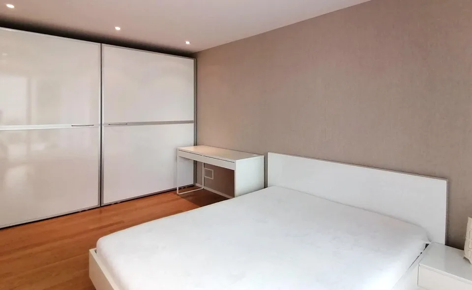 Möbliertes Attika-Zimmer mit eigenem Bad und sonniger Terrasse – Foto 2 von 7