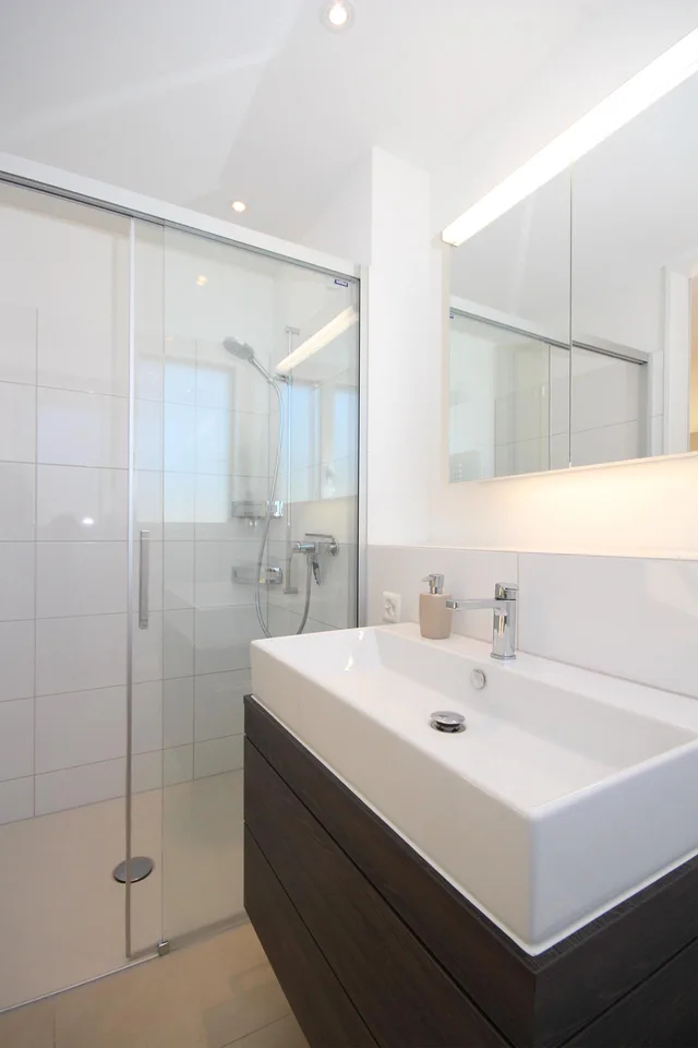 Möbliertes Attika-Zimmer mit eigenem Bad und sonniger Terrasse – Foto 5 von 7