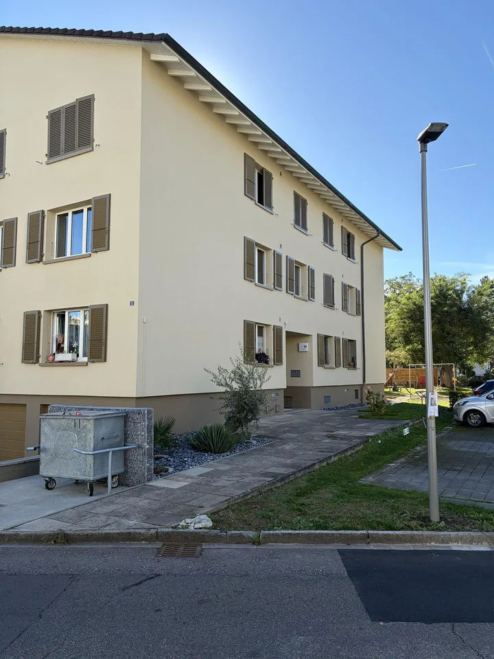 Frisch Renovierte 4 Z Wohnung im 1. OG mit Abstellplatz zu Vermieten – Foto 2 von 2