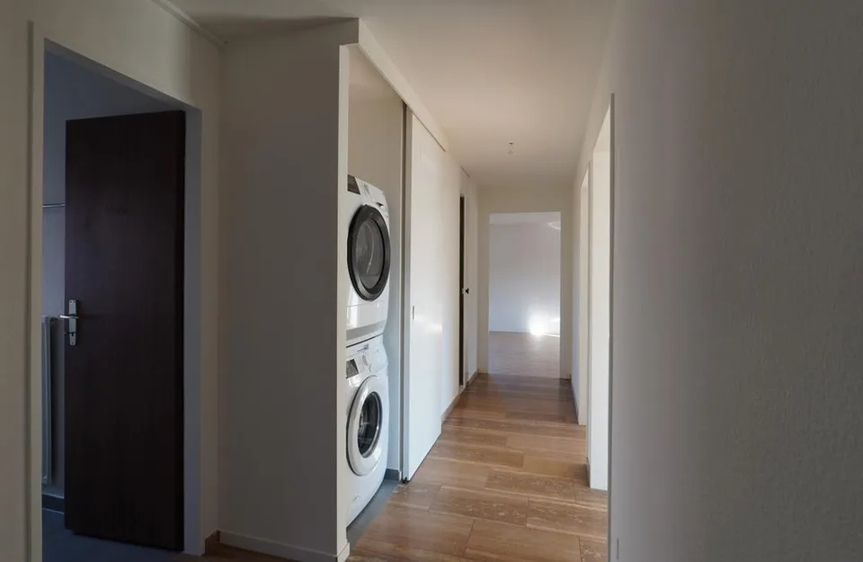 Renovierte, helle Wohnung mit eigenem Waschturm – Foto 3 von 8