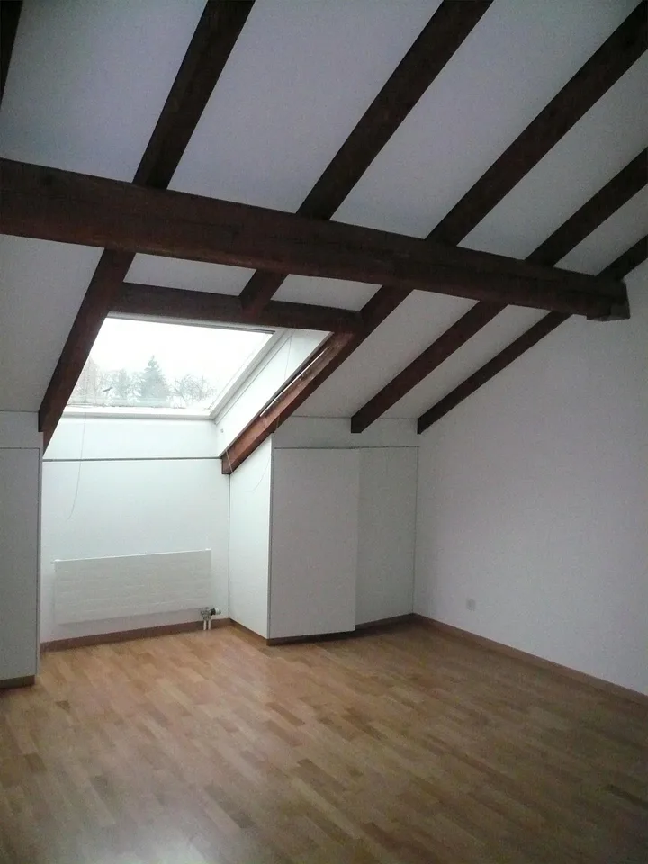 Charmante Dachwohnung mit Cheminée und grossem Balkon – Foto 6 von 7
