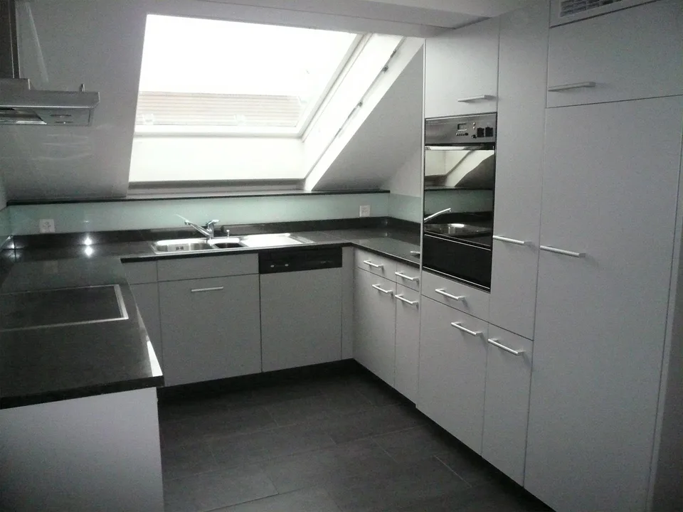 Charmante Dachwohnung mit Cheminée und grossem Balkon – Foto 2 von 7