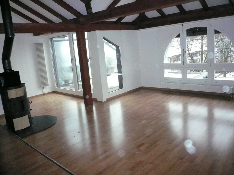 Charmante Dachwohnung mit Cheminée und grossem Balkon – Foto 5 von 7