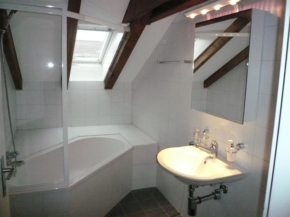 Charmante Dachwohnung mit Cheminée und grossem Balkon – Foto 3 von 7