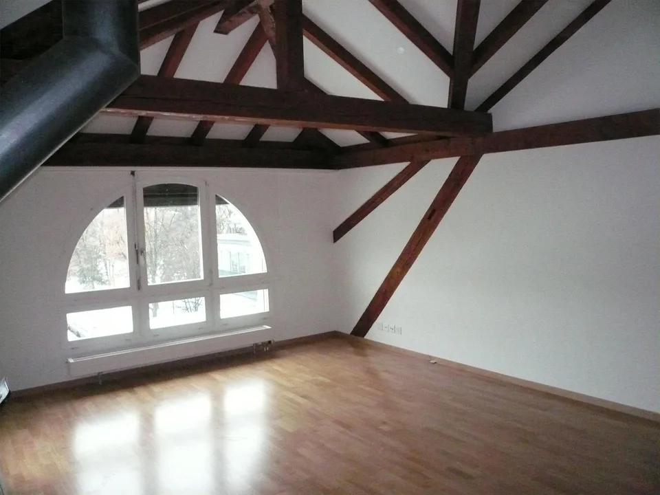 Charmante Dachwohnung mit Cheminée und grossem Balkon – Foto 4 von 7