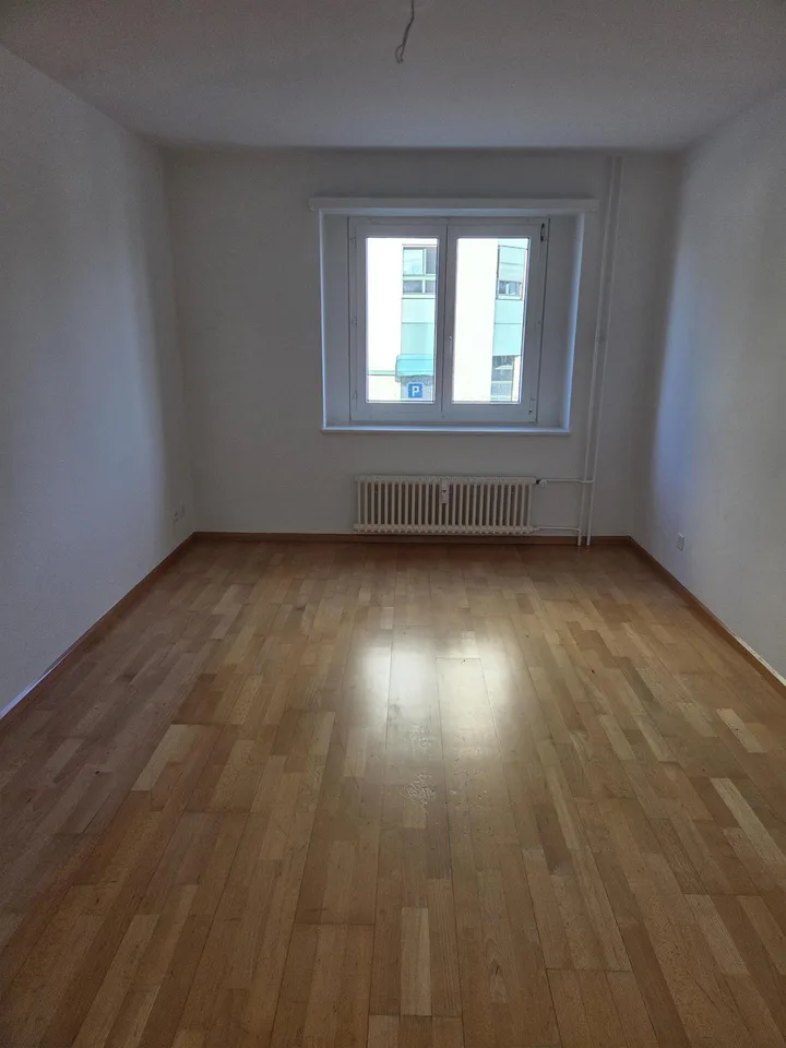 Helle 3.5-Zimmerwohnung mit Balkon – direkt am Bahnhof Muttenz – Foto 2 von 8