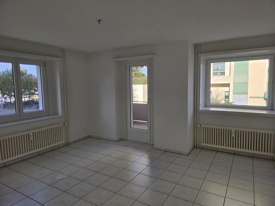 Helle 3.5-Zimmerwohnung mit Balkon – direkt am Bahnhof Muttenz – Foto 3 von 8