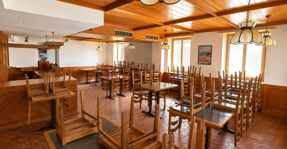 Restaurant avec bar et cuisine Ancien Lion d’Or env. 164 m² à louer – photo 3 sur 12