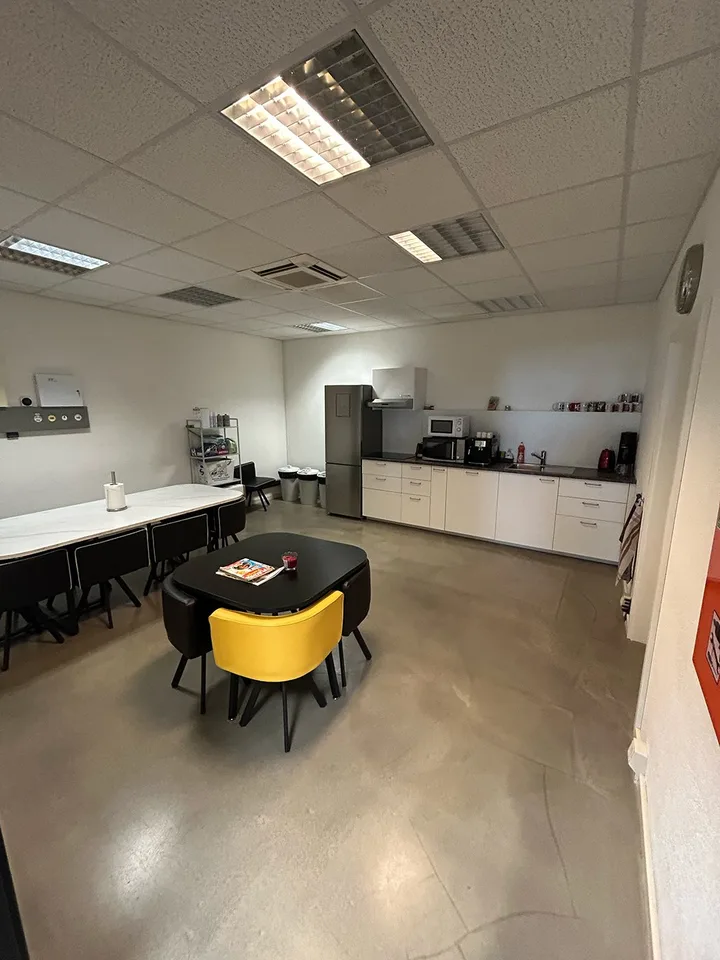 234m2 d'atelier au 1er étage du CTN 18 à Plan-les-Ouates. Entièrement rénové – Foto 7 von 10