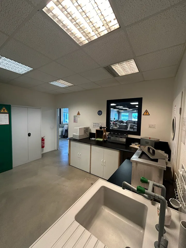 234m2 d'atelier au 1er étage du CTN 18 à Plan-les-Ouates. Entièrement rénové – Foto 6 von 10