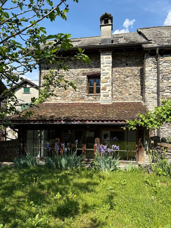 Casa rustica in pietra con camino, forno pizza e capitello