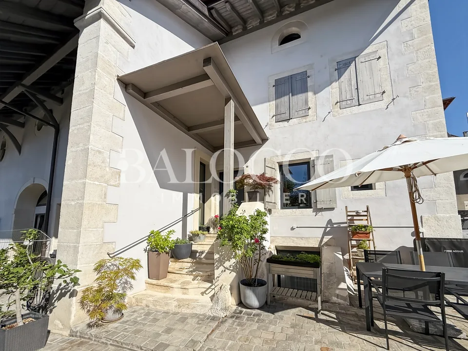 Comme une maison villageoise au centre du village