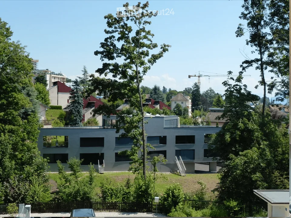 Prächtige 3.5-Zimmer-Wohnung mit Möbeln und Garten, in einer contemporary urbanen Villa mit 6 Einheiten