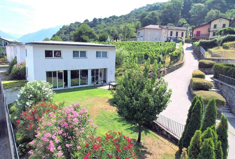 Moderne Villa zwischen Weinbergen und Bergen – Foto 24 von 27