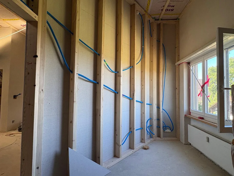 Appartement de 3,5 pièces rénové à neuf dans un quartier calme et central à Ersigen à louer