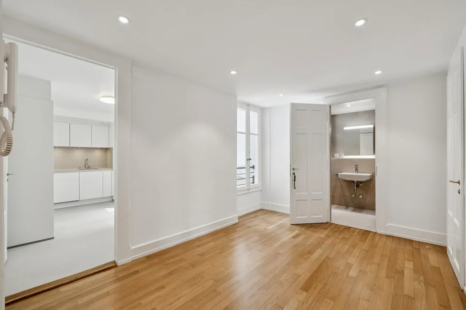 In the heart of the city - 1st rent free !