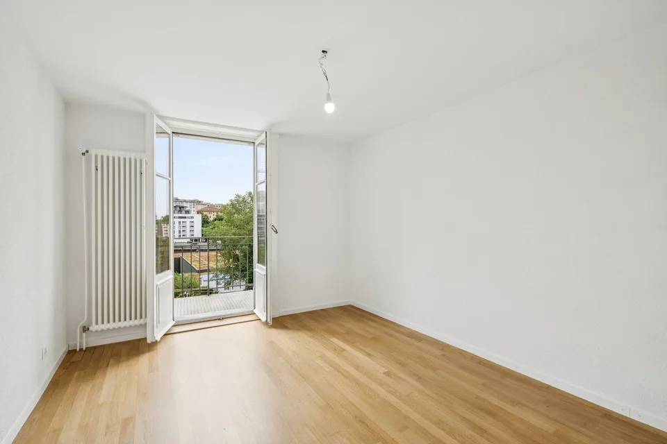 In the heart of the city - 1st rent free !