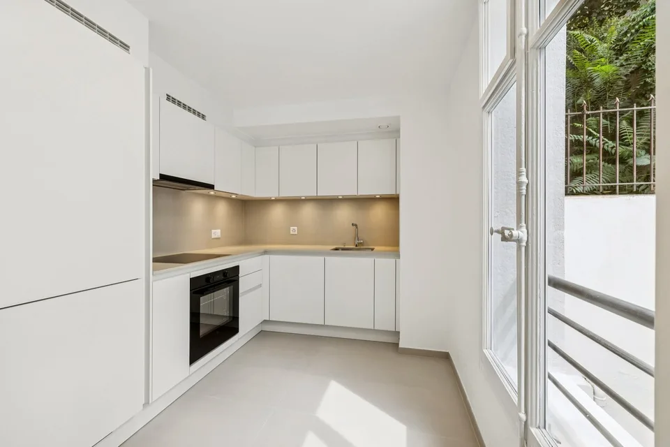 In the heart of the city - 1st rent free !